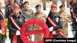 جنرال منیر (په منځ کې) په پېښور کې د سرتېرو پر یادګار ګلونه ږدي - د اګست اوومې انځور.