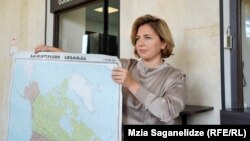 ანა დოლიძე ამერიკის რუკით ცესკოს წინ