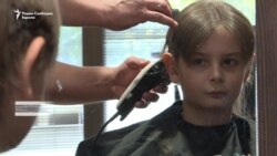 Максим ја скрати косата: „Сакам да израдувам дете болно од рак!“