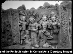 Birwagtlar köşgi bezän heýkeller