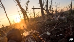Një ushtar ukrainas duke luftuar në Bahmut, në lindje të Ukrainës. Fotografi nga arkivi. 