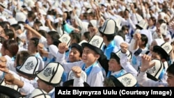 "Манас" айтуу боюнча сынактын катышуучулары. (Сүрөт Aziz Biymyrza Uulu Фейсбук баракчасынан алынды)