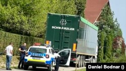 Camionul cu lemne a ajuns la un complex turistic din Valea Drăganului.