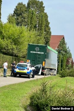 Polițiștii au stat de vorbă cu șoferul camionului, înainte de a le spune activiștilor că nu pot interveni.