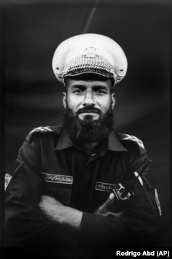 Paga mujore e oficerit të trafikut, Mohammad Yaseen Niazi, është rreth 142 dollarë. Ai thotë se nuk mjafton për të ushqyer familjen e tij të re.