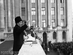 Fostul dictator Nicolae Ceaușescu, în balconul CC al PCR vorbind oamenilor aduși la miting în 21 decembrie 1989.