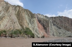 Кытайдагы Манас дарыясынын жээги. 05.7.2012.