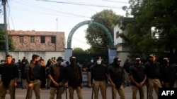 د کراچۍ پولیس د انتخاباتي کمېشن دفتر مخې ته ولاړ دي ـ پخوانی انځور.