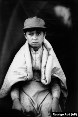 Mirwais, 11 vjeç, fiton 1.14 dollarë në ditë duke mbledhur plastikë dhe shishe. Duke qenë se familja e tij është e varur nga të ardhurat që siguron ai duke mbledhur plastikë, Mirwais nuk ka mundësi t'i ndjekë mësimet dhe të shkollohet.