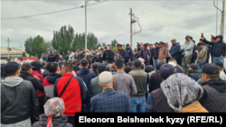 Чогулгандар бийликке кайрылып, үйлөрдү бузуу чечими туура эместигин айтышууда. 