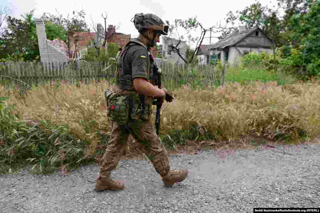 Корреспондент Радио Свобода идет вместе с украинскими военными по улице освобожденного поселка. "Йети" рассказывает: "Не осталось ни одного уцелевшего дома, никакой инфраструктуры. Даже животные пострадали. Мы их собираем, они идут к нам во время обстрелов. Обстрелы здесь каждый день интенсивные, враг мстит. Из авиации, вертолетов, штурмовиков, ствольной и реактивной артиллерии, минометов".