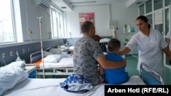 Një infermiere duke u kujdesur për një fëmijë të sëmurë të shtrirë në Repartin e Pediatrisë, pranë Qendrës Kryesore të Mjekësisë Familjare në Mitrovicë të Jugut.