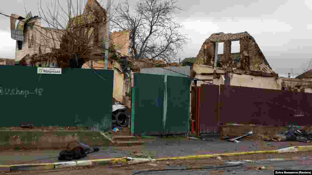 Filkina vdiq në rrugën Yablunska, një rrugë e gjatë, tashmë famëkeqe, në preriferi të Buçës, ku trupat e tjerë të civilëve të vrarë, disa me duar të lidhura pas shpine, ishin lënë pa u varrosur. Kryebashkiaku i Buçës tha se 400 civilë u vranë nga forcat ruse. &nbsp;