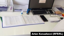 Libri i regjistrimit të pacientëve në një Qendër të Mjekësisë Familjare në Prishtinë (Fotografi e bërë në prillin e vitit 2023).
