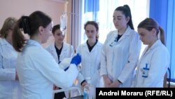 Programul de Studii în Asistență Medicală Generală urmează să fie redus la trei ani. În prezent acesta are o durată de patru ani.