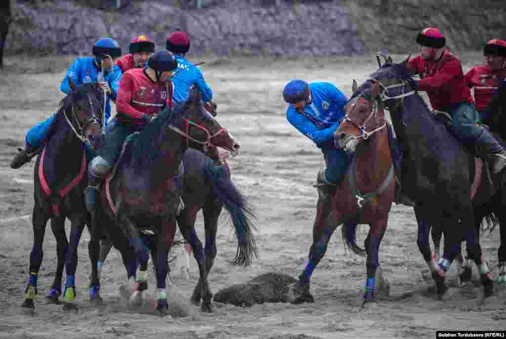 "Оюн аябай оор болду. Өткөндө тайпалык оюнда утулган элек. Бүгүн утуп алдык. Эң башкысы финалдык беттеште эч ким жараат албады. Балдар аман, аттарыбыз аман", - деди "Ынтымак" командасынын оюнчусу Өмүрбек Эсен уулу.&nbsp;
