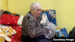 Reghina Boghio se face comodă în camera ei, după ce s-a întors de la piață, unde a dus-o Romică.