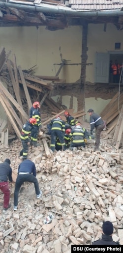 Salvatorii fac manevre de resuscitare celei de a treia victime.