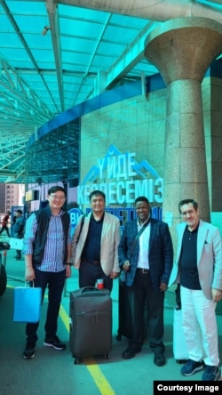 Сүрөттө: (солдон оӊго) Назарбаев университетинин магистратурасын бүтүрүүчүсү Бакнур Зиябеков, Назарбаев университетинин профессорлору Дүйшөн Шаматов, Тседисо Майкл жана Мир Афзал Тажик.