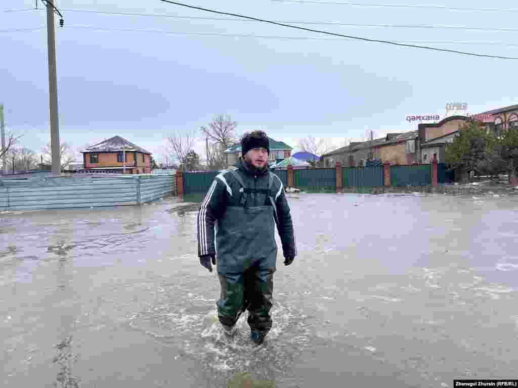 Dmitry, whose house was flooded, is afraid of thieves and refuses to leave his property.