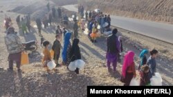 خانواده ها به شمول اطفال برای یافتن آب آشامیدنی پاک در ولایت غور باید فاصله های طولانی را بپیمایند.