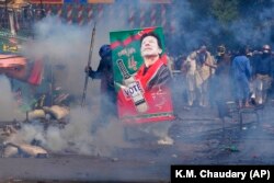 د عمران خان د ګرفتارۍ عملیاتو پر مهال په لاهور کې د پولیسو او د تحریک انصاف پلویانو ترمینځ د اخ و ډب پېښې وشوې - د مارچ ۱۵مې انځور.