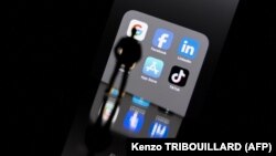 Ikonat e aplikacioneve Google, Facebook, LinkedIn, Amazon, App Store dhe TikTok në një telefon mobil. Fotografi ilustruese nga arkivi.