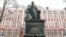 Памятник графу Уварову перед главным зданием СПбГУ в Санкт-Петербурге