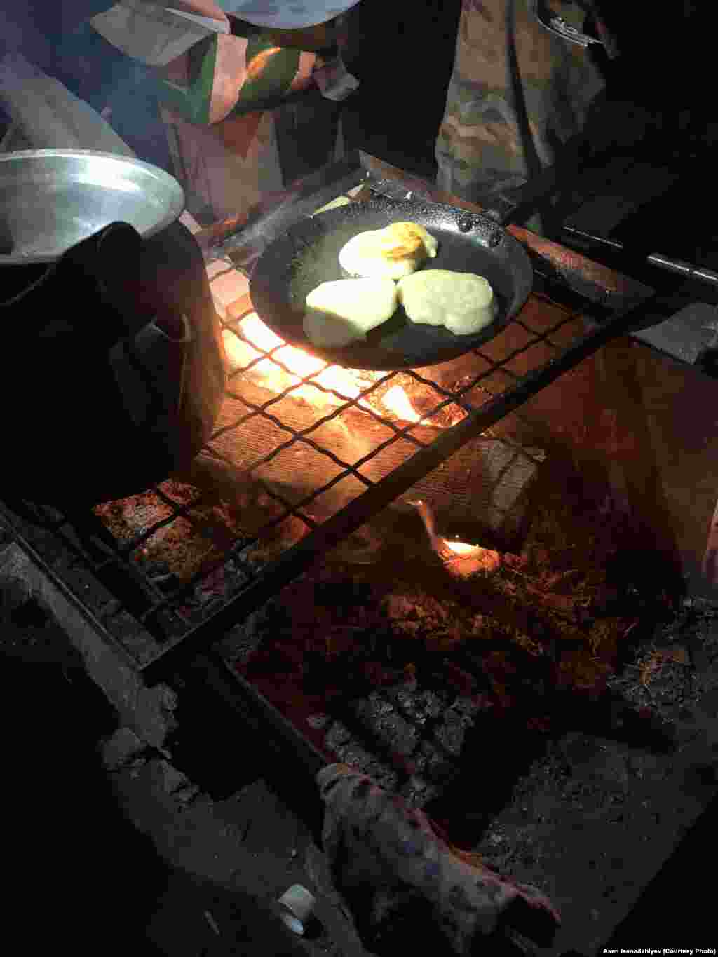 Azovstalde Merkeziy bomba sığınağı, 2022 senesi. Arbiyler un ve suvdan çırlama pişire. "Özümiz içün bayram yaptıq", &mdash; dep hatırlay Asan İsenaciyev