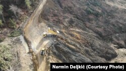 Deponija na području nekadašnje šume služi za odlaganje jalovine iz tunela Crni vrh, koji će biti izgrađen na trasi Koridora Vc.