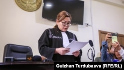 Бишкектин Ленин райондук соту. 27-апрель, 2023-жыл. “Азаттыктын” ишин караган судья Чолпон Каримбаева.