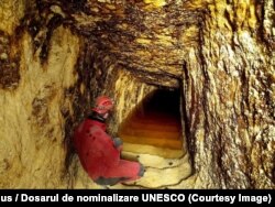 Imagine cu galerie romană din masivul Cârnic, principalul vizat de exploatarea minieră propusă de RMGC.