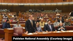 د پاکستان وزیراعظم شهباز شریف د اسمبلۍ غونډې ته د وینا پر مهال - انځور له ارشیفه