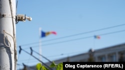 O cameră de supraveghere îndreptată spre clădirea guvernului moldovean, la Chișinău.