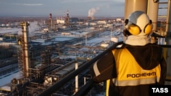 Rafinăria din Novokuibîșevsk, o filială a companiei petroliere Rosneft, aflată în prezent sub sancțiuni ale Uniunii Europene. (Fotografie de arhivă).