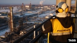 A view of the premises of the Novokuibyshevsk Refinery, a subsidiary of Rosneft Oil Company, in the city of Novokuibyshevsk 20 kilometers southwest of Samara. Rosneft is currently under European Union sanctions. (file photo)
