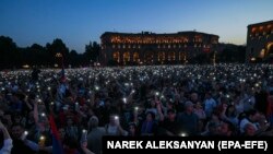 არქიეპისკოპოს ბაგრატ გალსტანიანის ლიდერობით წამოწყებული ანტისამთავრობო ტალღა, რომელმაც პიკს 2024 წლის ივნისში მიაღწია, შემოდგომიდან კრიზისში შევიდა. ფოტოზე: 2024 წლის 10 ივნისი