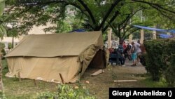 გაფიცულმა მაღაროელებმა ჭიათურის მერიის წინ კარავი გაშალეს