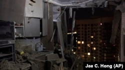 یک اپارتمان تخریب شده در اثر اصابت راکت نیروهای روسی در کی‎‌یف پایتخت اوکراین. July 13, 2023