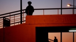 Diňle: Häkimiýetler 'öz kölegelerinden özleri gorkup' Internet elýeterliligini barha çäklendirýär – raýatlar
