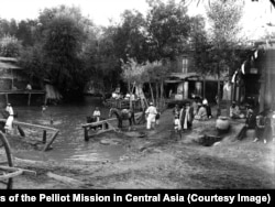 Daşkentde ýerli ýaşaýjylar suwa düşýärler. Fransuz ekspedisiýasynyň iki agzasy (sag gyrada) suwa düşýänleri synlaýarlar.