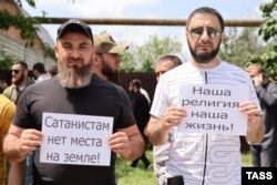 "სატანისტების ადგილი არ არის დედამიწაზე", "ჩვენი რელიგია ჩვენი ცხოვრებაა". გროზნო. 2023 წ.