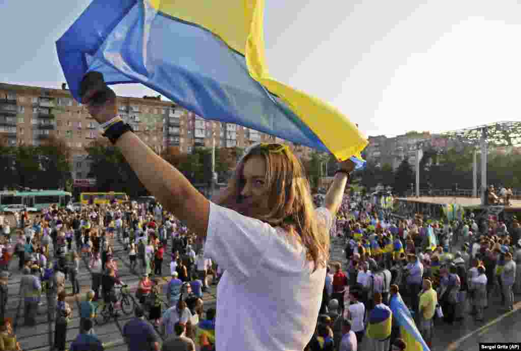 Антивоенная акция в Мариуполе, 28 августа 2014 года. В этот день президент Украины Петр Порошенко заявил о том, что на территорию Украины были введены российские войска. Он отменил визит в Турцию в связи с "резким обострением ситуации в Донецкой области, в частности в Амвросиевке и Старобешево, поскольку состоялся ввод российских войск в Украину".&nbsp;Представитель Совета национальной обороны и безопасности Украины Андрей Лысенко тогда заявил, что Новоазовск и несколько населенных пунктов Новоазовского, Старобешевского и Амвросиевского районов Донецкой области были захвачены российскими военными. &nbsp;