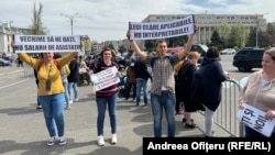 Câteva zeci de asistenți personali însoțiți de persoanele cu dizabilități pe care le au în grijă au protestat marți în fața guvernului pentru excluderea de la mărirea salarială cu 20%. Miercuri, asistenții personali vor protesta în fața Ministerului Muncii. 