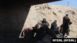 گروهی از معتادان در گوشه یی از ولایت هرات