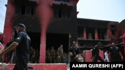 د پاکستان پولیس او امنیتي سرتېري د جړاوالا په سوځېدلې کلیسا ګرځي - د اګست ۱۷مې انځور