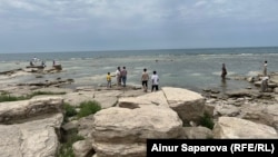 Adamlar Hazar deňziniň gazak kenarynda, Aktau. 2023-nji ýylyň 15-nji iýuny.