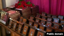 Куткаруучуларга тапшырылган сыйлыктар.