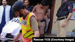 د ژغورنې ادارې غړي د شانګلۍ د پېښې د يو تن کړی ليږدوي. 