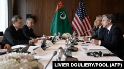 Bilenken türkmen kärdeşi Meredow bilen iki aý çemesi ozal C5 + 1 ýygnagynda görşendigini belledi. Arhiw suraty.